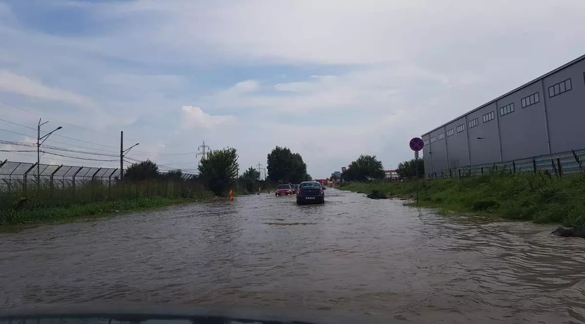 Șoseaua Berceni, inundată după o ploaie de 30 de minute