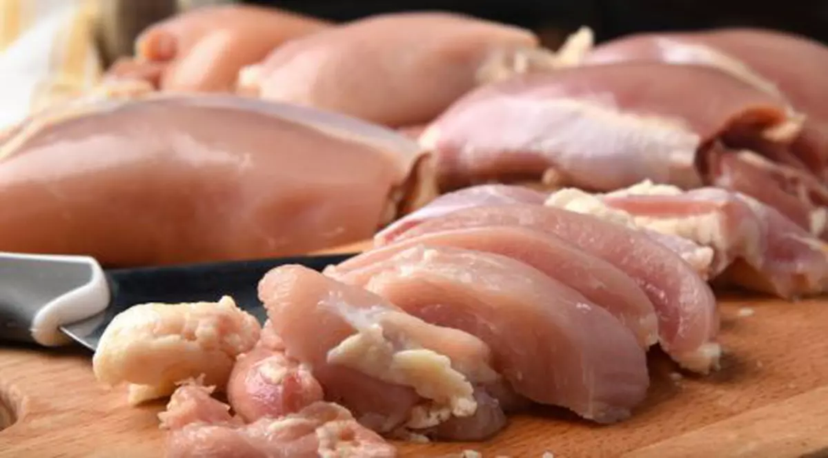 O femeie a murit în vacanță după ce a mâncat doar o bucată de carne de pui crudă
