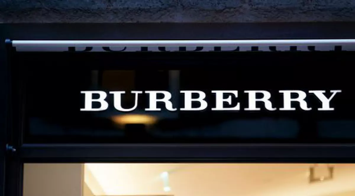 Burberry arde haine în valoare de milioane de euro