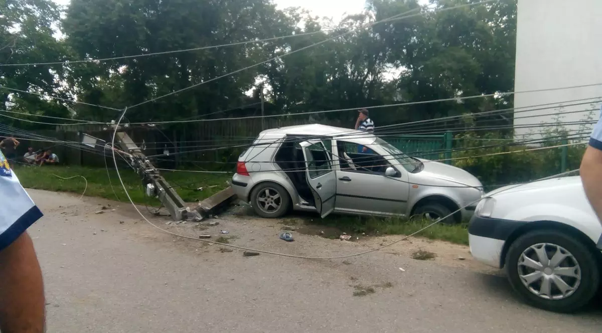 FOTO/ Un autoturism cu copii a secerat un stâlp de electricitate, în Dâmbovița. Polițiștii nu știu încă cine era la volan