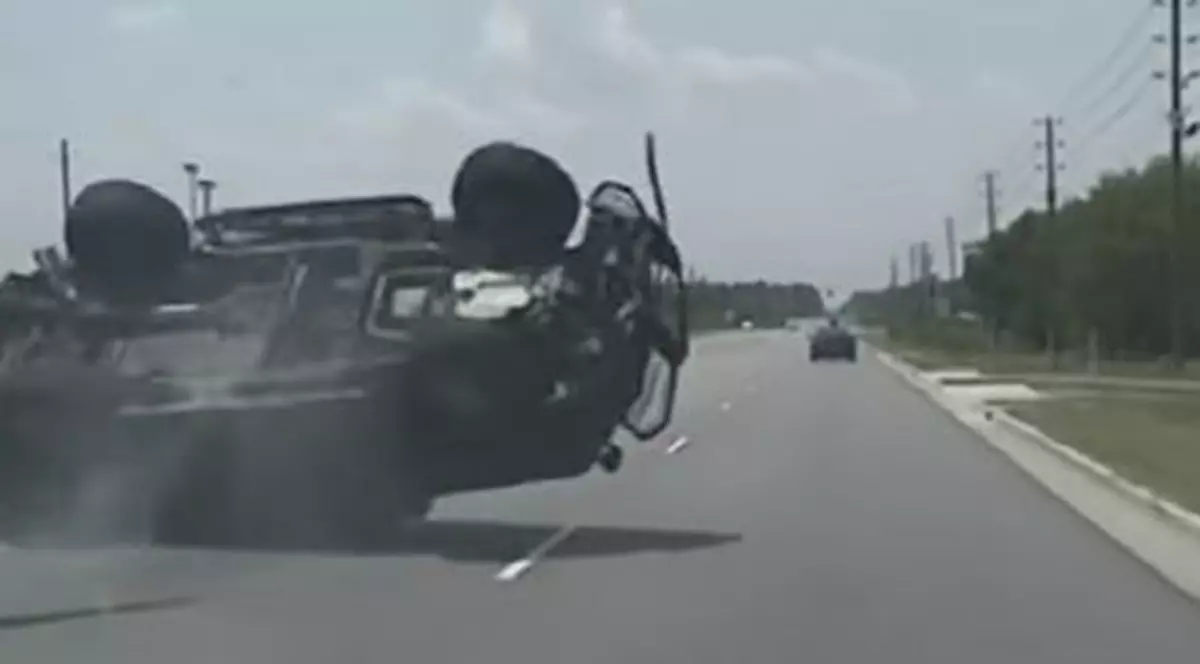 o tânără urmărită în trafic de poliție este aruncată din mașină