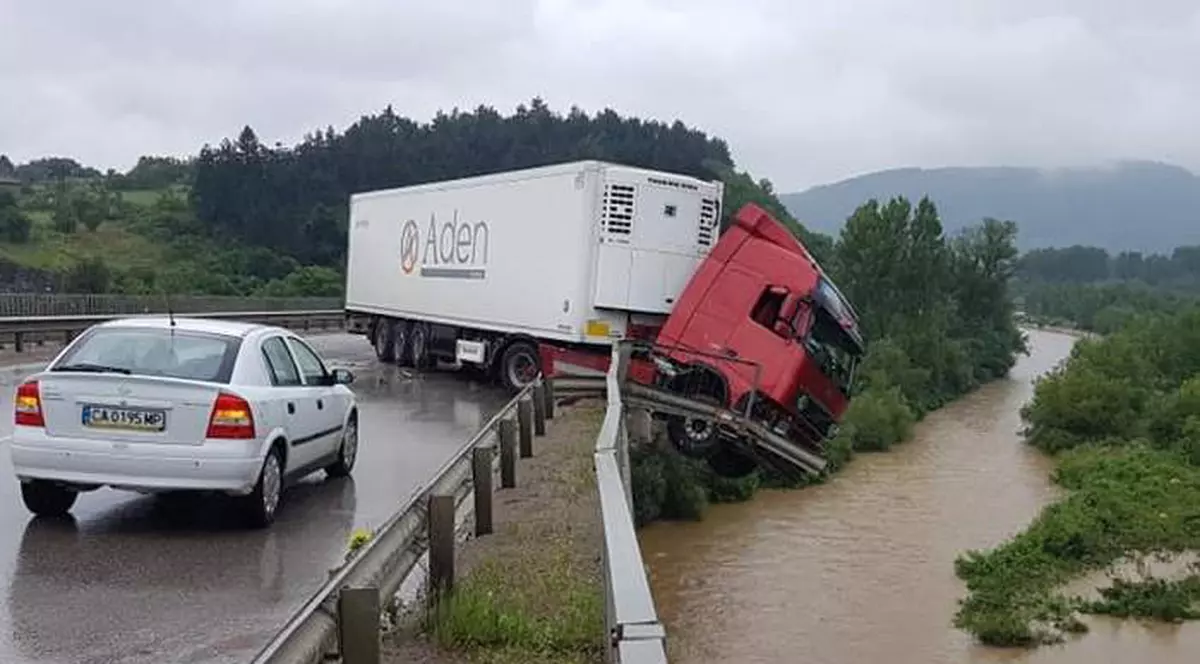 Accident cumplit în Bulgaria. Un român a murit, soţia şi copilul lui sunt în comă