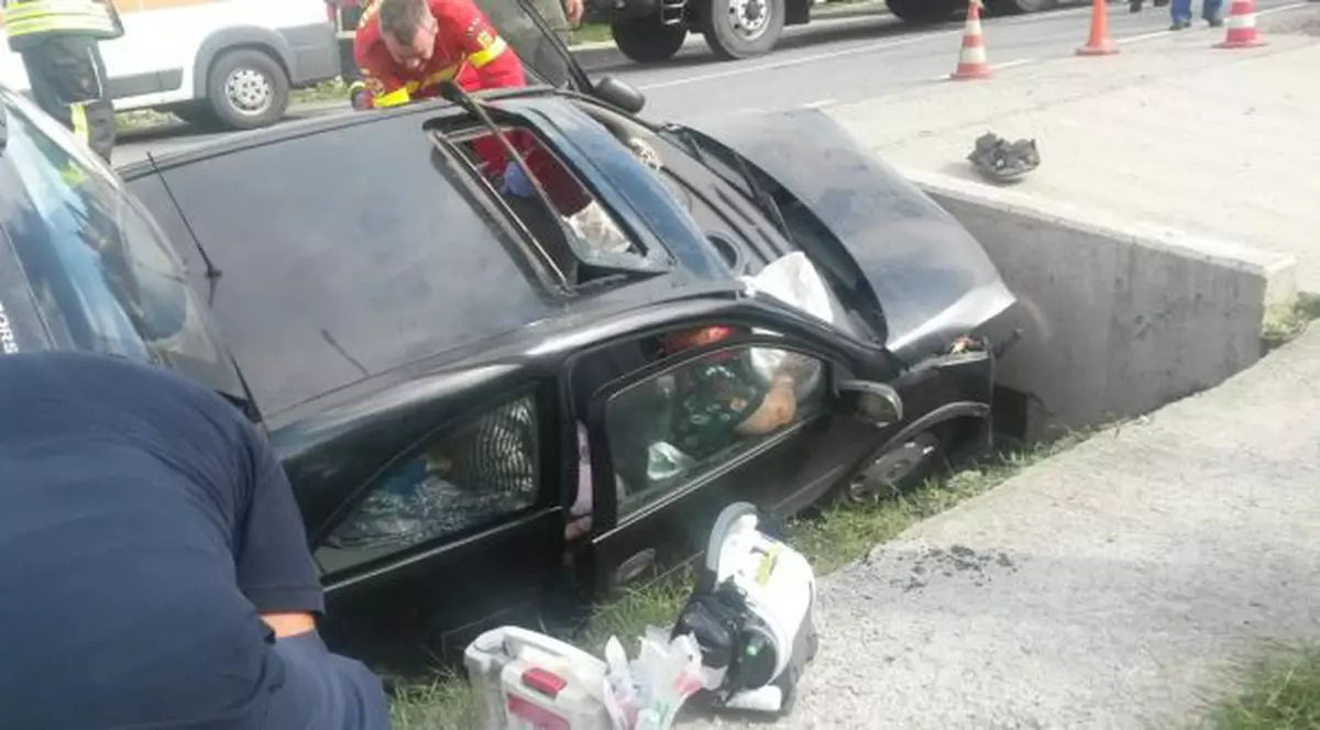 Accident grav în Gornești, județul Mureș. O mașină a intrat într-un cap de pod
