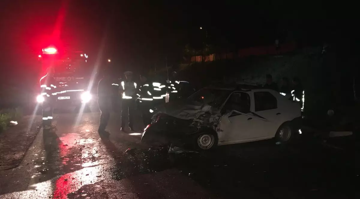 Accident grav în localitatea Muntenii de Jos din Vaslui. Pompierii acţionează pentru a salva cele şapte victime