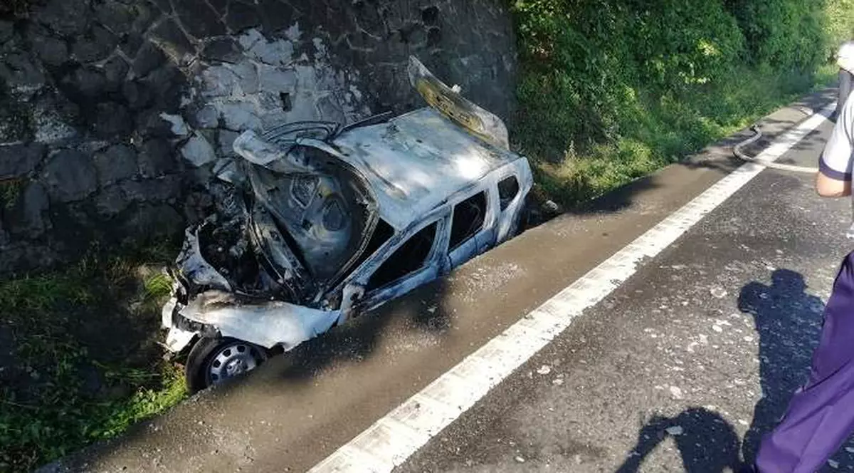 Accident grav în Hunedoara. O maşină a ars şi doi copii sunt printre victime