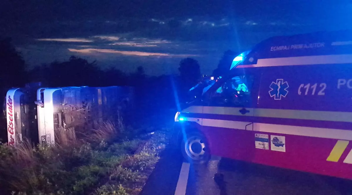 ISU Arad informează că răniții (trei femei și doi bărbați) au fost transportați la Spitalul Județean din Arad.