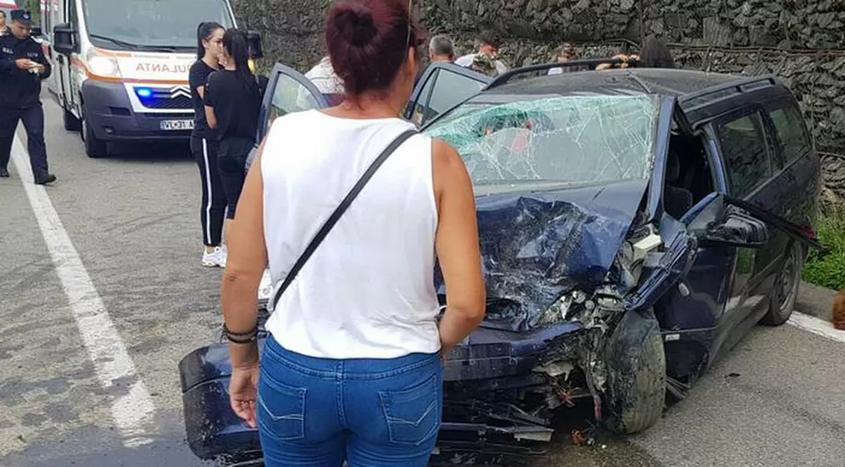 Accident cu opt răniți, pe Valea Oltului, după ce un șofer a intrat în depășire într-o curbă