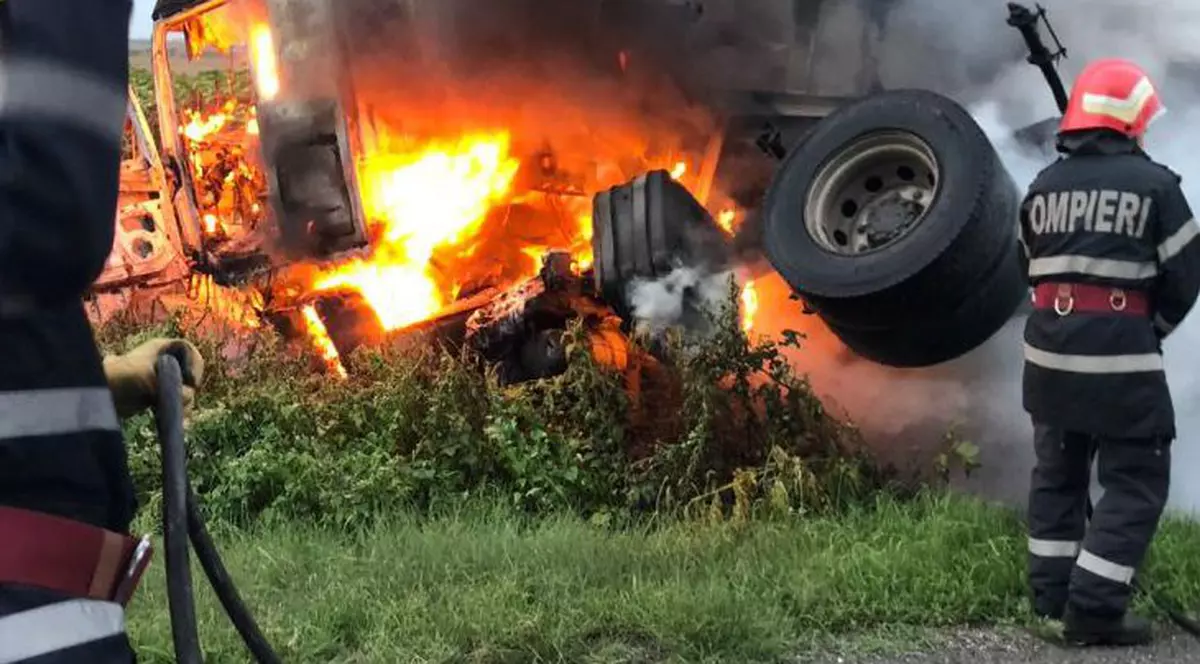 Accident mortal în Ialomiţa. Un camion a luat foc după un impact devastator cu o maşină