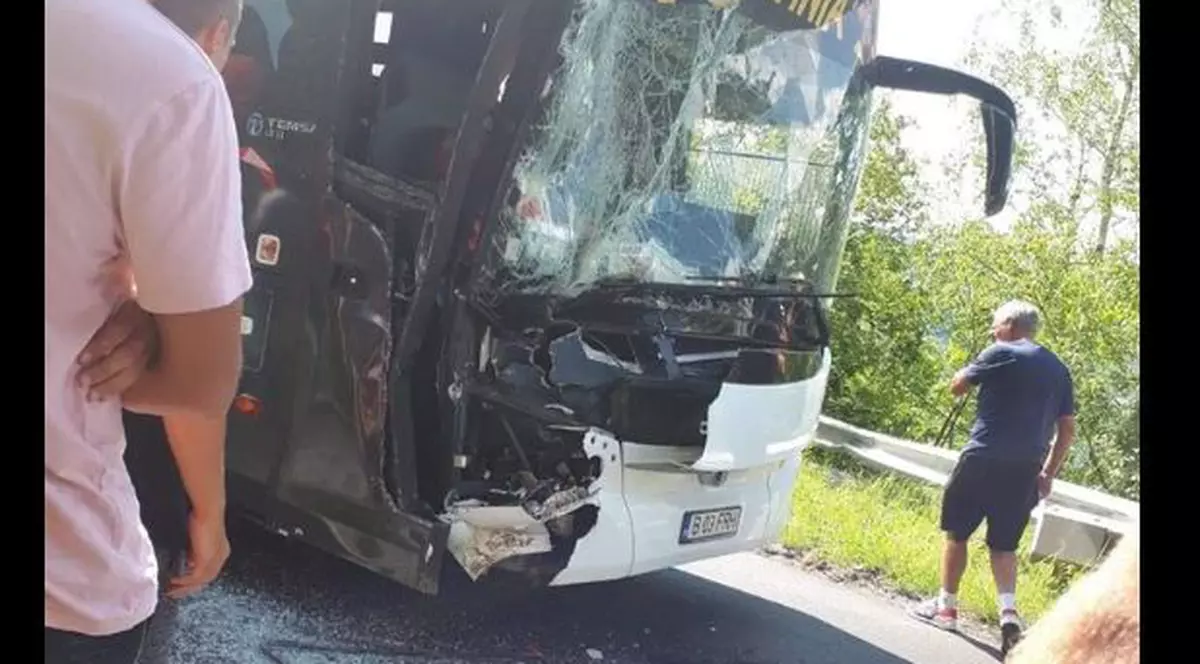 Autocar plin cu sportivi români, implicat într-un accident în Muntenegru