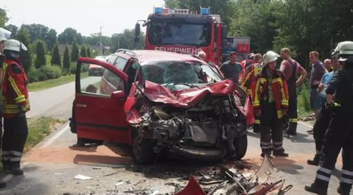 Șapte români răniți într-un accident în Germania. Mașina în care se aflau a fost grav avariată