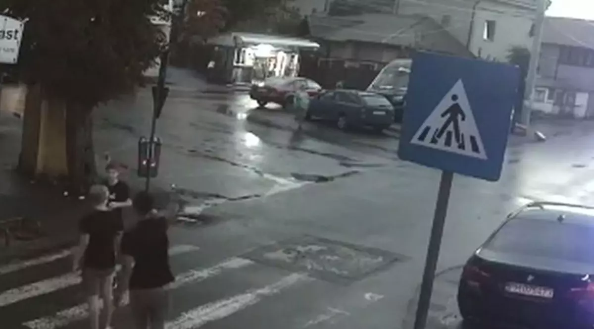 Un polițist din Ploiești a bătut un adolescent. Captură video de pe o cameră de supraveghere din Ploiești, cu puțin timp înainte de bătaie