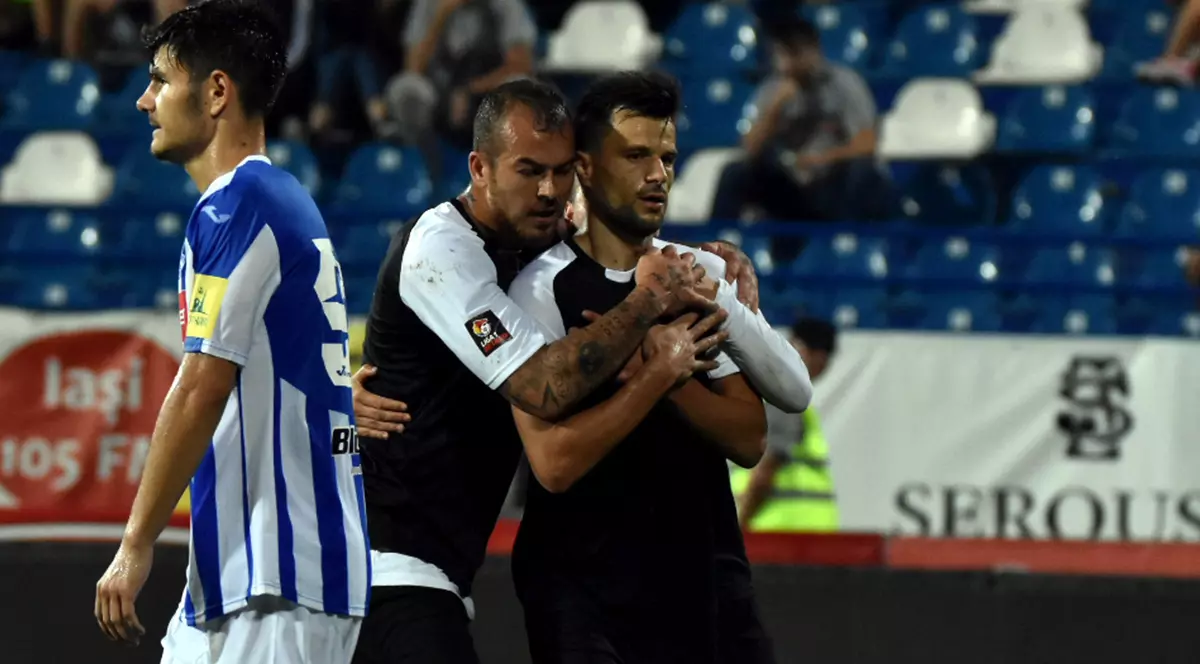 Denis Alibec a ”comis-o” după primul meci jucat la Astra: a dansat în ploaie la ora 3.00 noaptea. Alibec, în centru, l-a felicitat pe Llullaku, după ce albanezul a transformat penalty-ul
