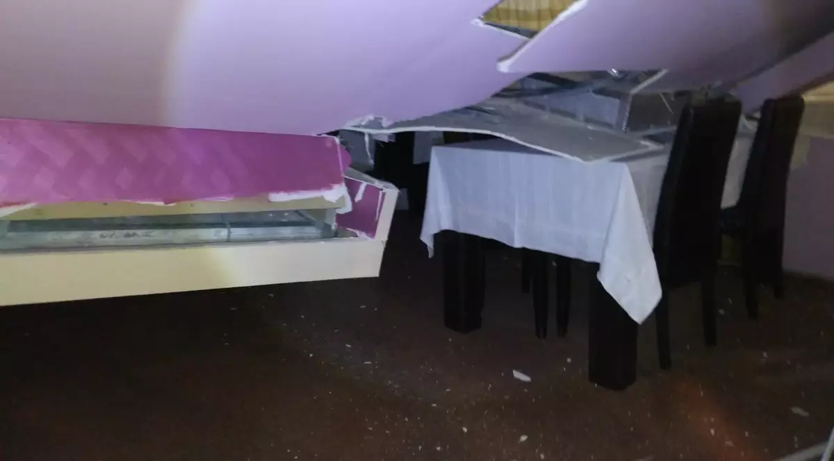 Anchetă în cazul tavanului prăbușit peste clienți într-un mall din Vaslui. Aproape 200 de persoane au fost evacuate