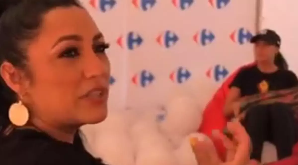 Reacția Andrei când o admiratoare îi pupă mâna. Incredibil moment | VIDEO