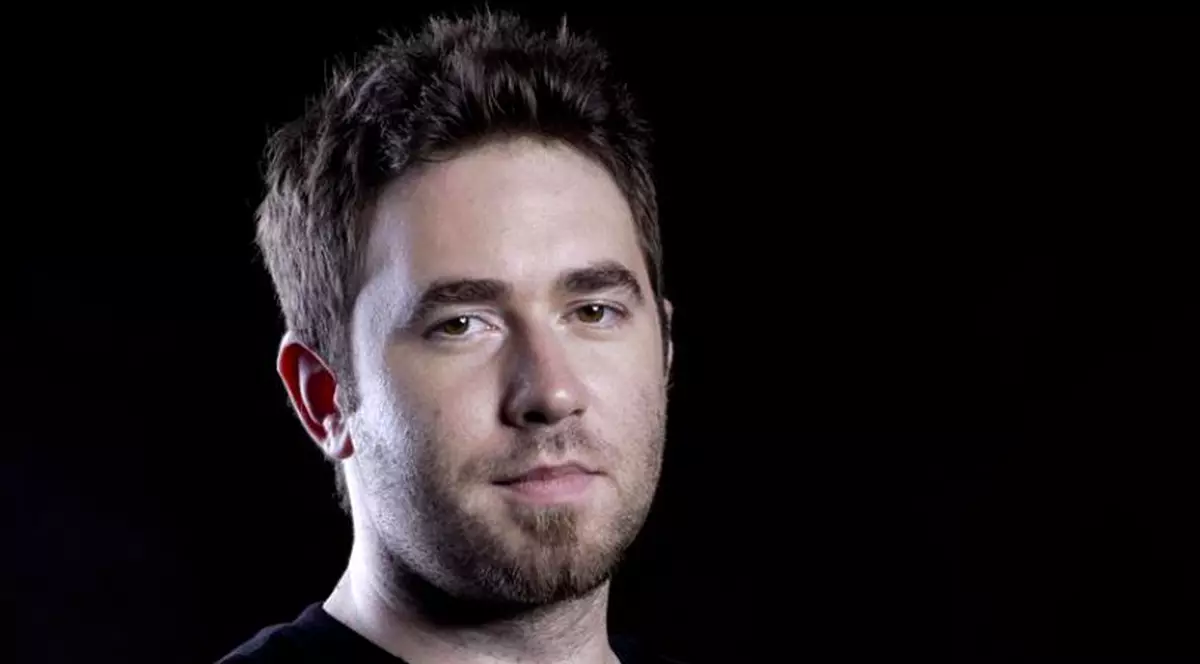 Andrei Găluț a semnat inițiativa „Fără penali în funcții publice”. Andrei Găluț, cu mâinile încrucișate și cu un tricou negru