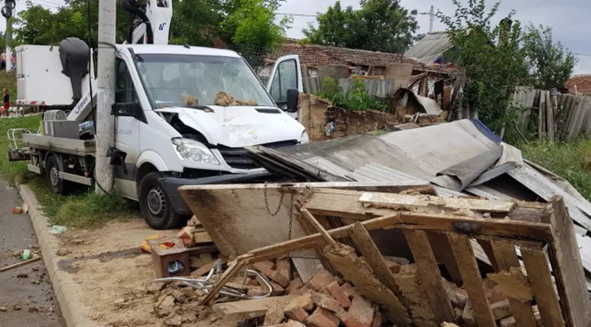O autoutilitară a Enel Distribuție a dărâmat o locuință din chirpici improvizată, la Arad