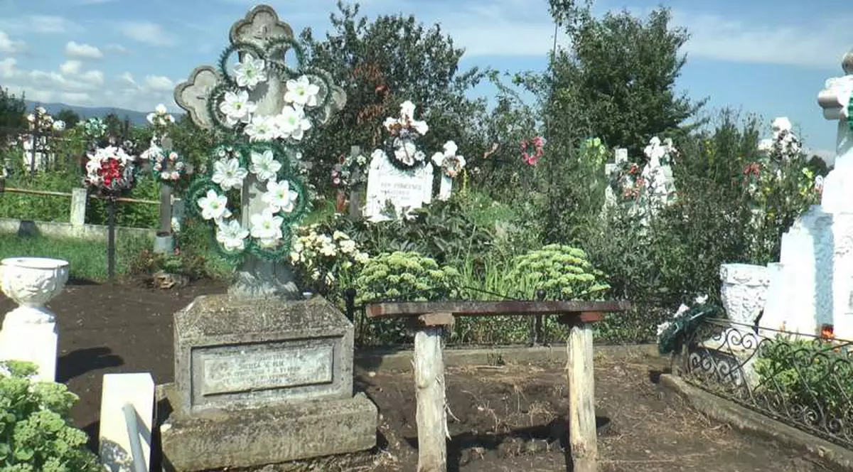 Au furat crucea soacrei din cimitir. Crucea are jumătate de tonă