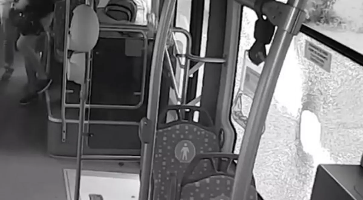 Autobuz atacat cu pietre, la Iași. Un individ a spart geamurile și a semănat panică printre călători. |VIDEO