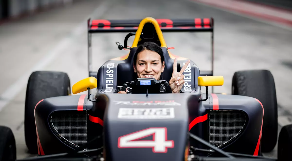 Cristina Neagu a trecut la Formula 1! Handbalista a testat mașinile cu mulți cai putere