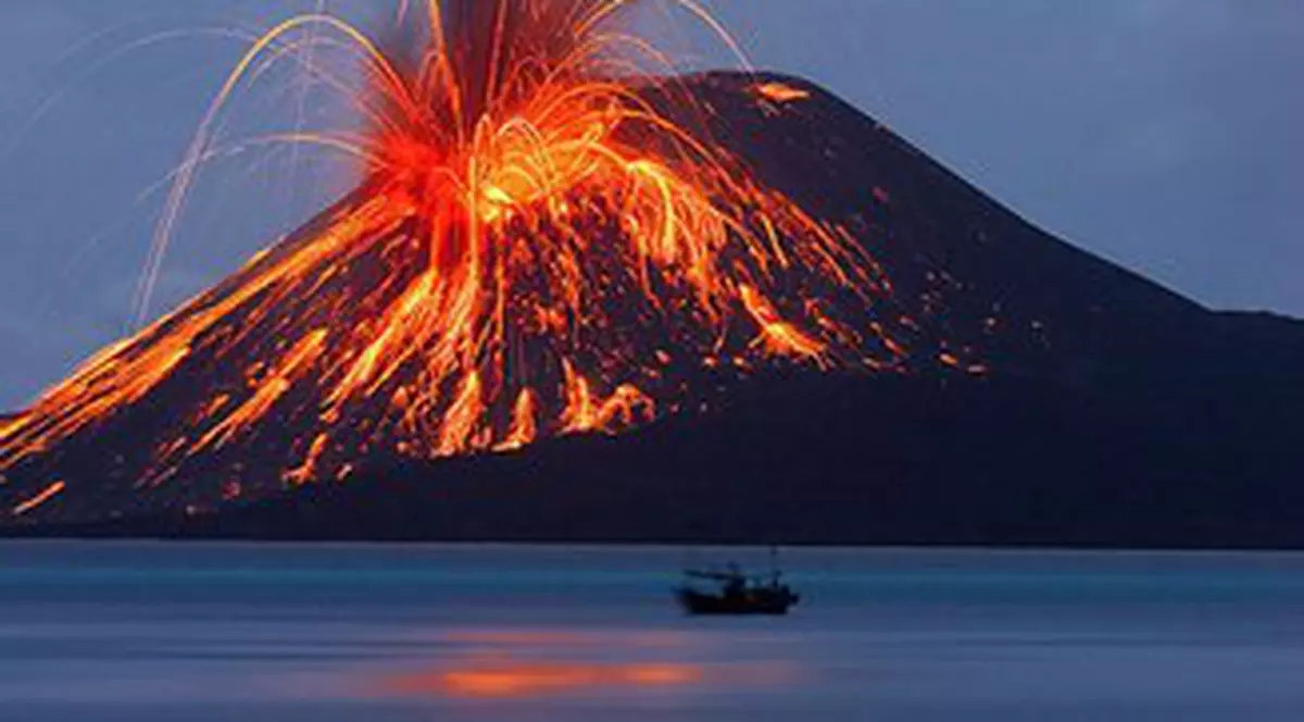 Vulcanul Krakatau a erupt. Şuvoaie de lavă topită s-au prelins pe versanţi