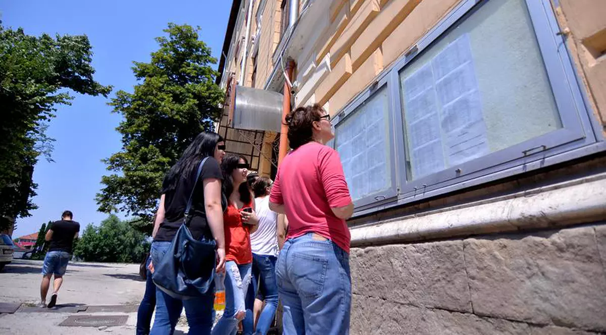 De ce rămân în fiecare an elevi nerepartizați în liceu, unii cu medii mari, deși repartizarea computerizată se face de 17 ani? Explicația Ministerului Educației a fost, în fiecare an, aceeași: "nu au completat suficiente opţiuni care să le permită încadrarea într-o unitate de învăţământ liceal".