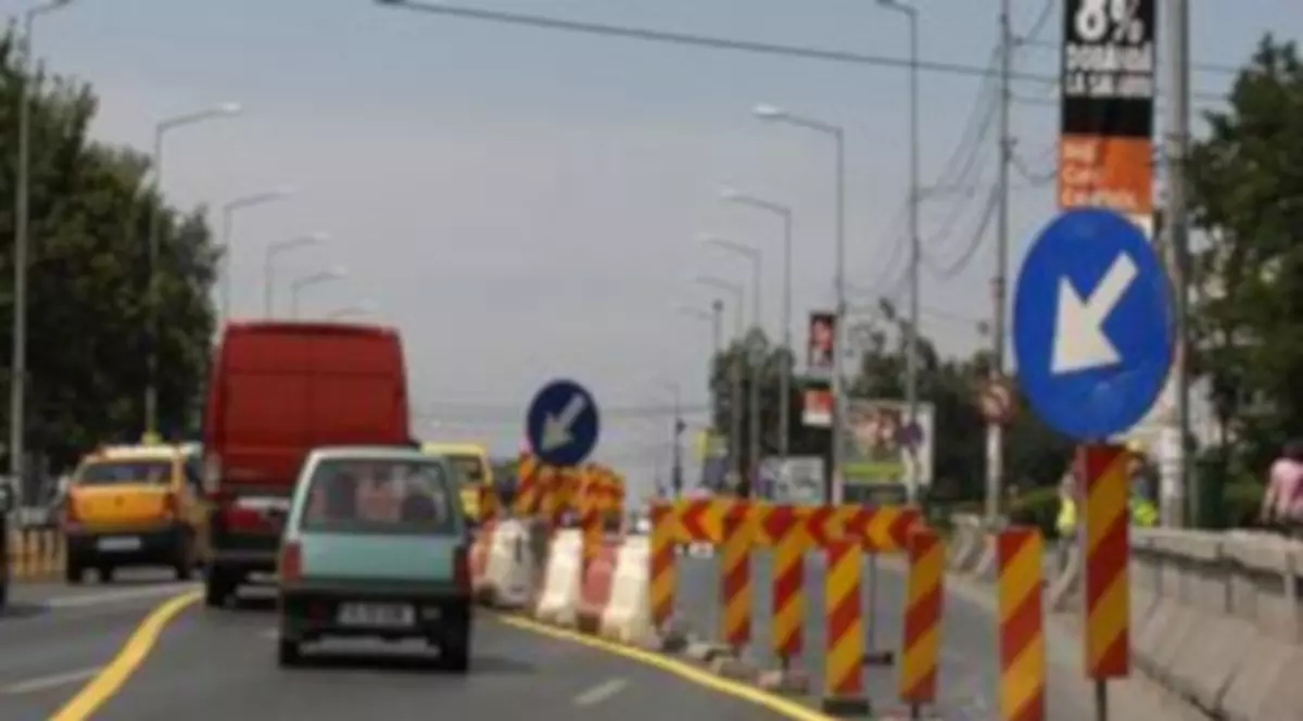 Circulația pe DN1, în localitatea Bărcănești, este oprită. Pompierii evacuează apa din locuințe