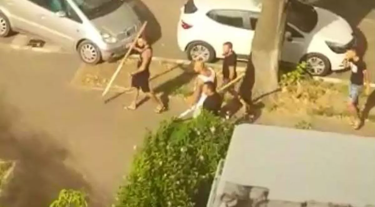 Bătaie la Galați, după un scandal la o frizerie. Captură video cu bătăușii din Galați