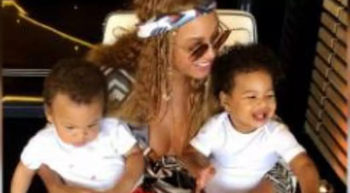 Beyonce a publicat o imagine cu gemenii ei în vârstă de 1 an