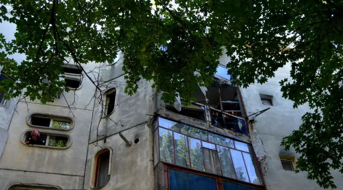 Două butelii păstrate pe balcon au explodat în Oradea. Doi soți au fost răniți
