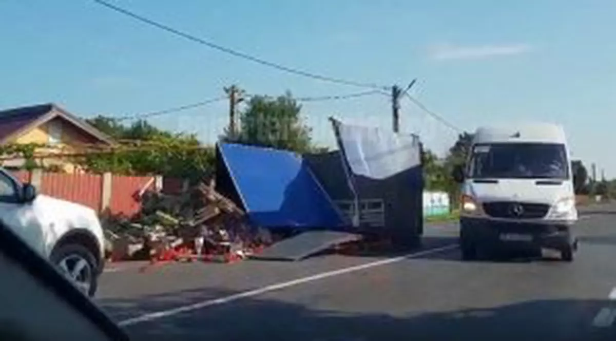 Un camion plin cu legume s-a răsturnat pe E 85. Marfa a ajuns pe șosea