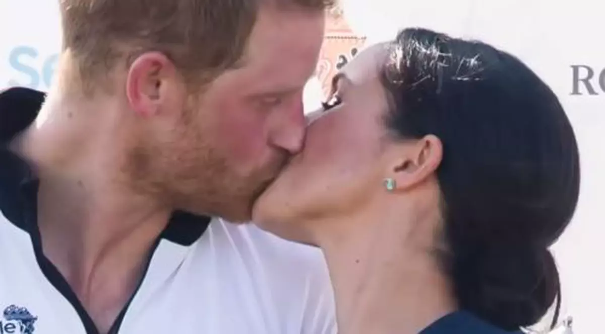 Printul Harry si Meghan Markle s-au sarutat in public