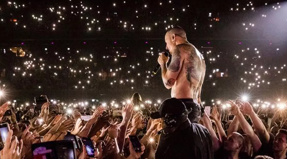 Un an de la moartea lui Chester Bennington