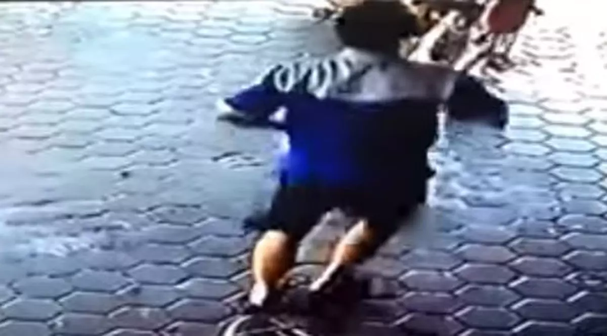 un tată își salvează copiii de la moarte