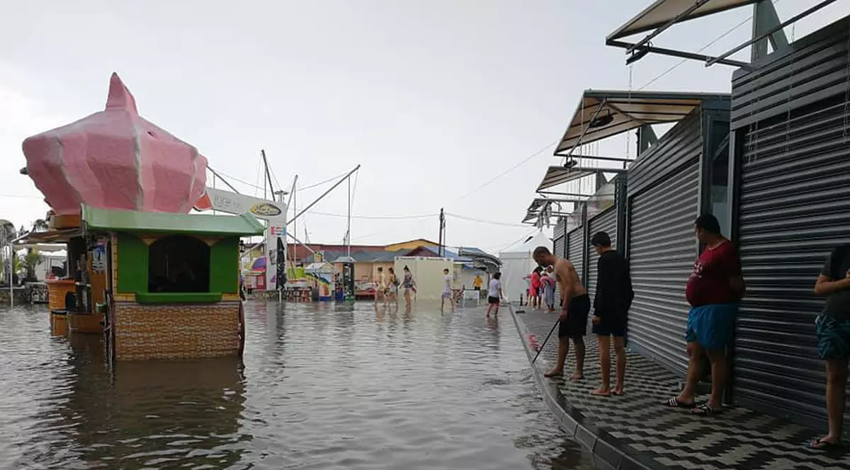Centrul localității Techirghiol a fost inundat. Și stațiunea Costinești a fost acoperită de apă din cauza ploii torențiale
