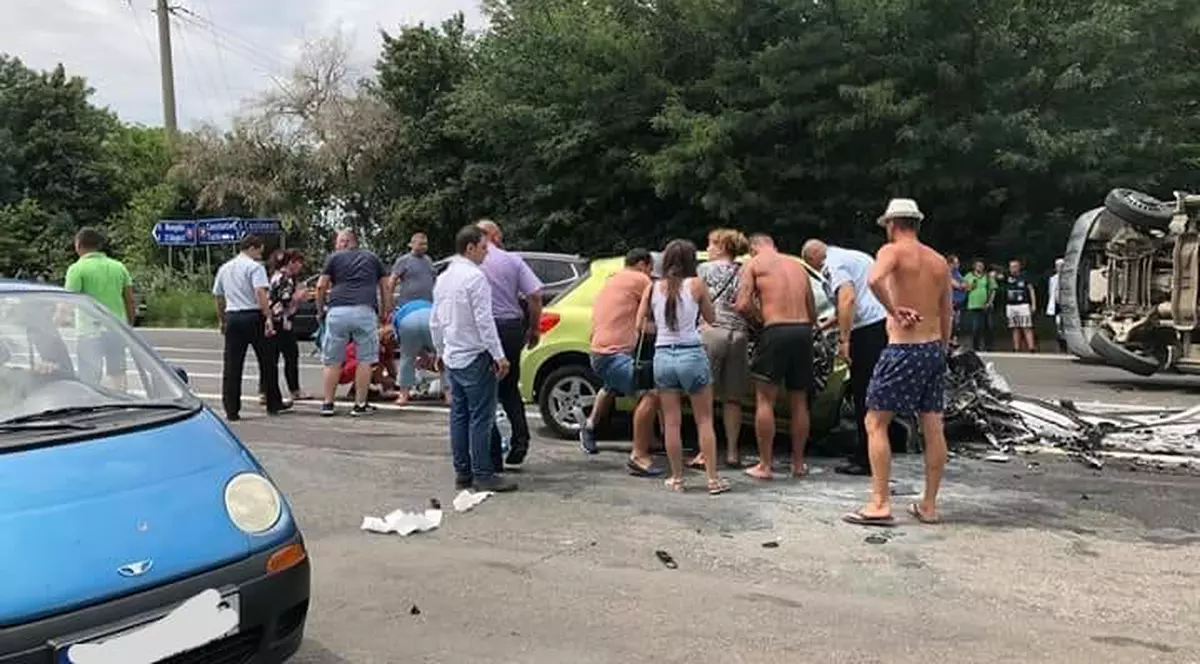 Grav accident rutier pe DN 39, spre stațiunea Costinești. Un adolescent de 17 ani în comă a fost preluat de elicopter