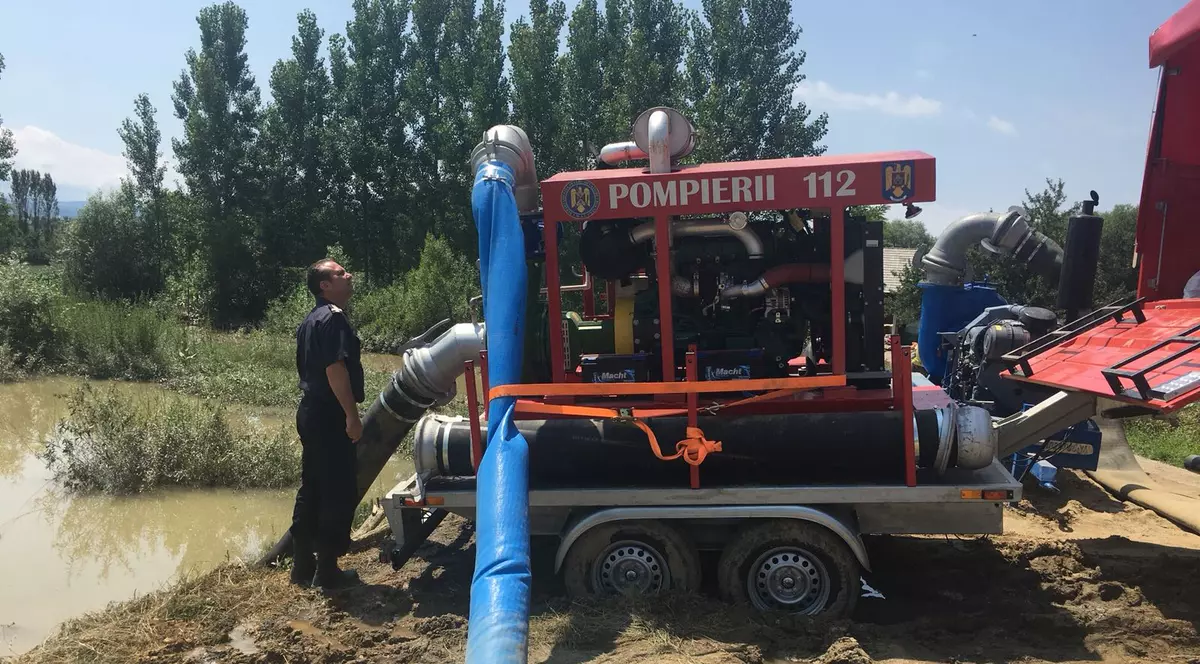 Zeci de pompieri intervin în Covasna pentru astuparea breșelor formate în digurile de protecție