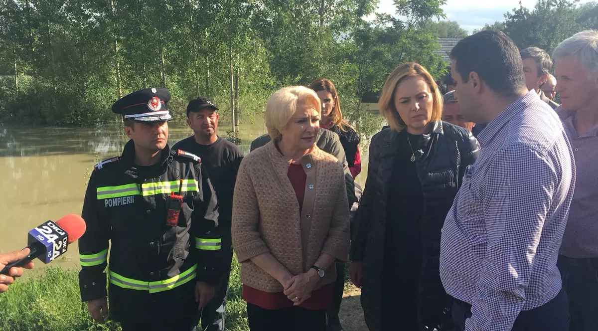Dăncilă și Șova, deplasare la podul de peste Olt, în județul Brașov, distrus complet de o viitură