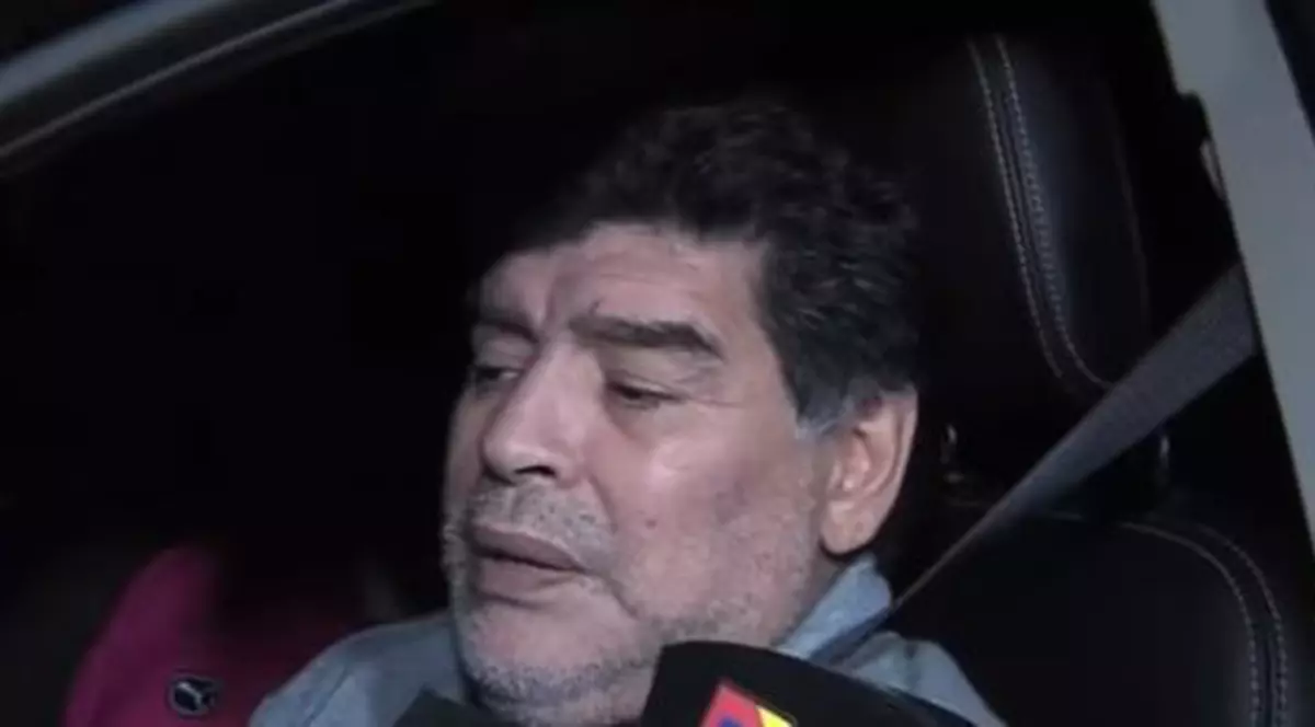 Diego Maradona, beat la volan