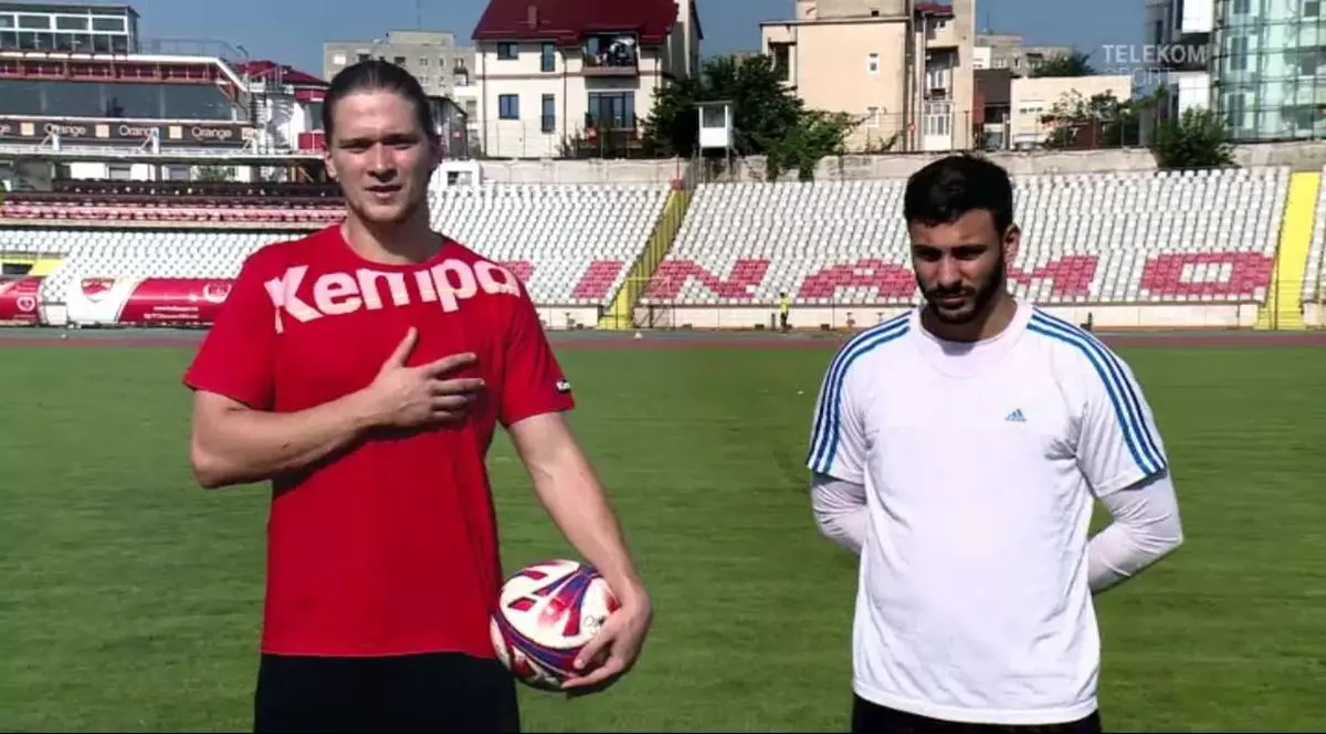 Finala Cupei Mondiale 2018. ”Scandal” la Dinamo. Un croat și un francez au cântat fiecare imnul țării lui și și-au încurajat favoriții. Kuduz, stânga, și Descat