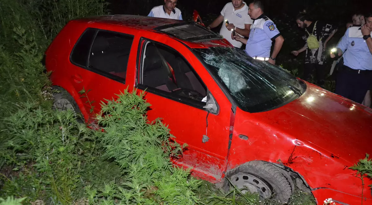 Adolescentul care și-a ucis iubita într-un accident rutier a fost pus sub control judiciar