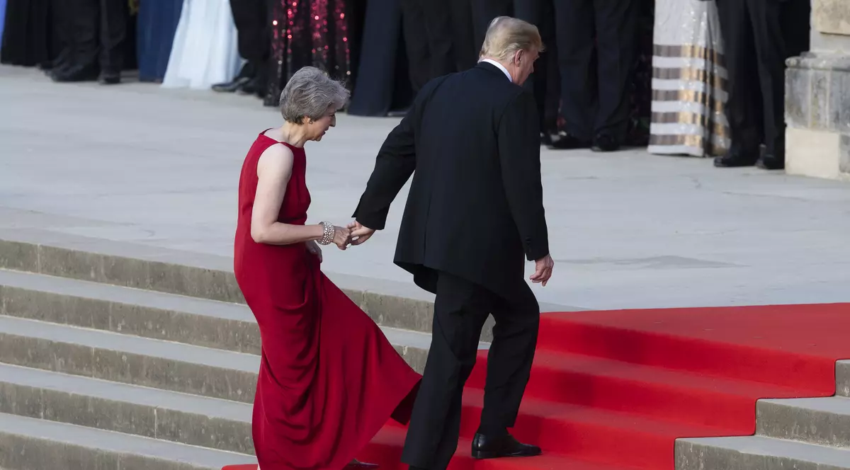 Donald Trump și Theresa May s-au ținut de mână
