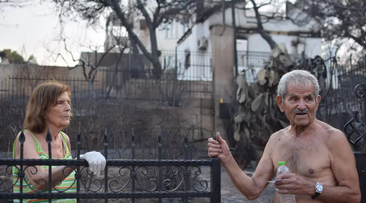 CORESPONDENȚĂ DIN GRECIA/ Mati, mărturii din infern. Bătrânii care au supraviețuit ascunși în casa lor albă. ”A început să bată vântul ca niciodată. Geamurile s-au spart și flăcările ne-au înconjurat...”