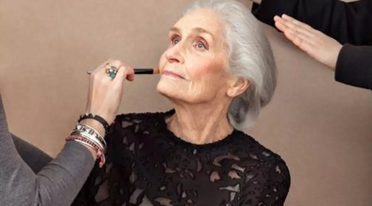 FOTO | Cel mai în vârstă supermodel din lume refuză să se retragă din lumina reflectoarelor