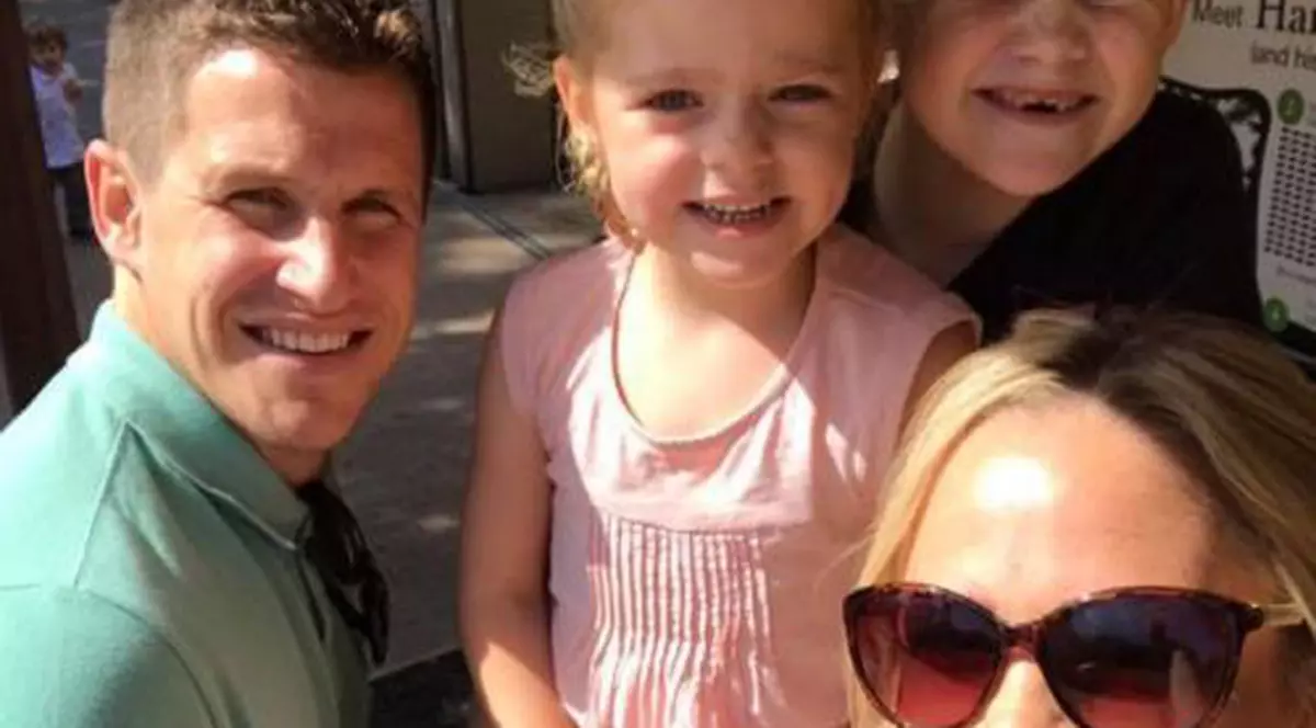 Becky, Brett Parry și cei doi copii