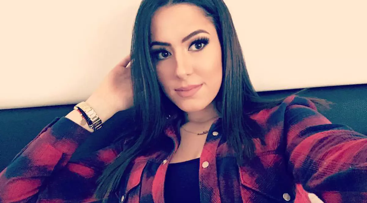 Ce medie a obținut verișoara Simonei Halep la Bacalaureat 2018. Elena Halep, într-o cămașă cu roșu și negru, plus ceas la mâna dreaptă