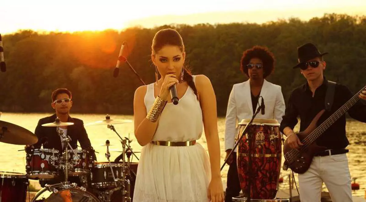 Graviduța Elena Ionescu, la piscină. "Ai un trup perfect"