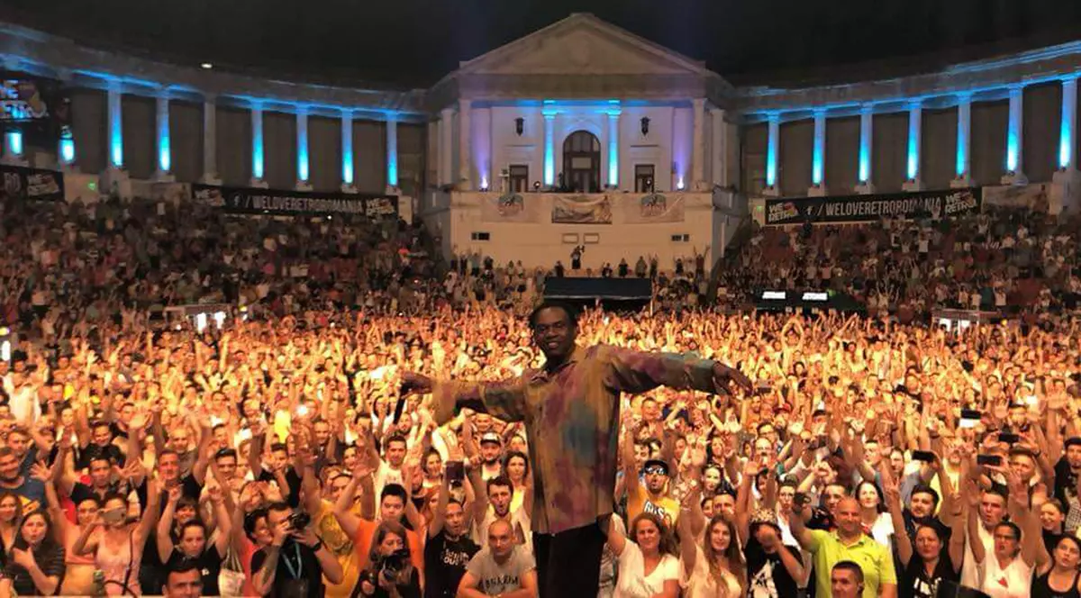 Dr. Alban i-a enervat pe spectatorii de la We love retro. Dr. Alban, în timpul concertului "We love retro", de la Arenele Romane