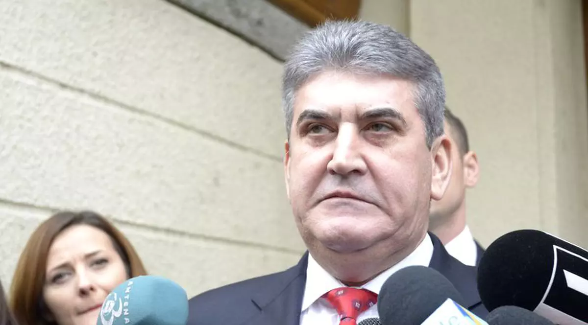 Gabriel Oprea nu își redobândește titlul de doctor. Gabriel Oprea, vorbind cu presa, în fața sediului DNA