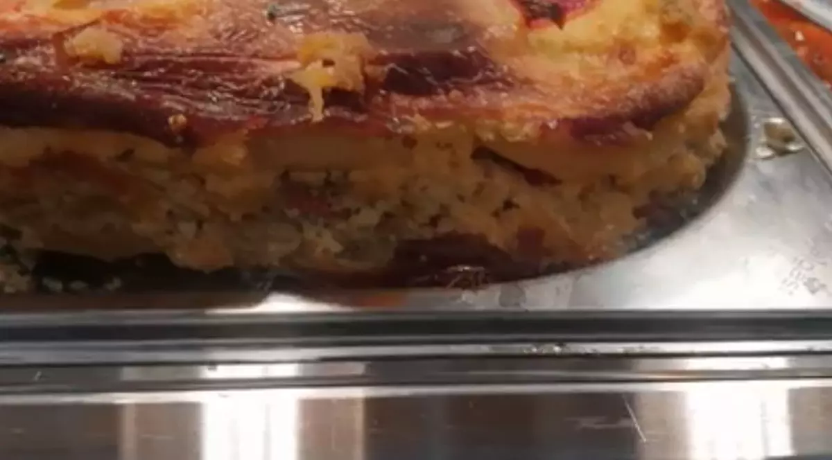 Gândac filmat în mâncarea unui mall din Galați