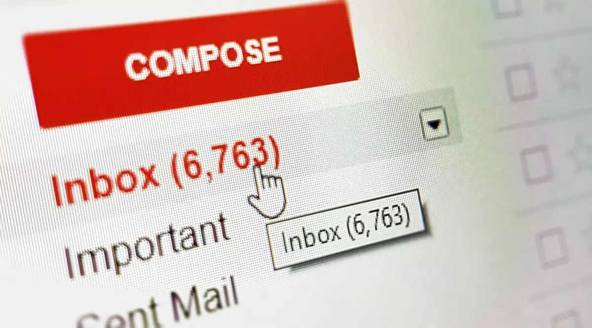 Google permite dezvoltatorilor de aplicații să scaneze contul de Gmail. Serviciul Gmail pornit pe un calculator